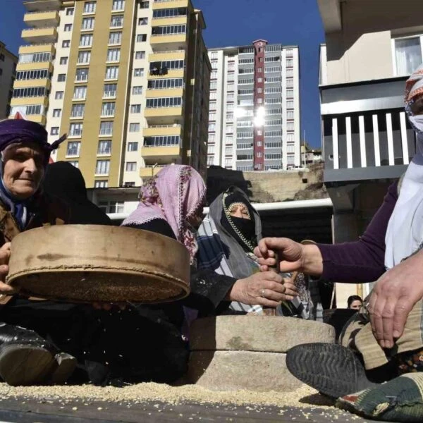 Gümüşhane'de Kalandar etkinliği kapsamında kurulan sahnede oynanan oyunlar.-5