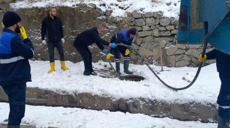 Hakkari Belediyesi, Dondurucu Soğuğa Karşı Kanalizasyon Arızalarını Giderdi 1