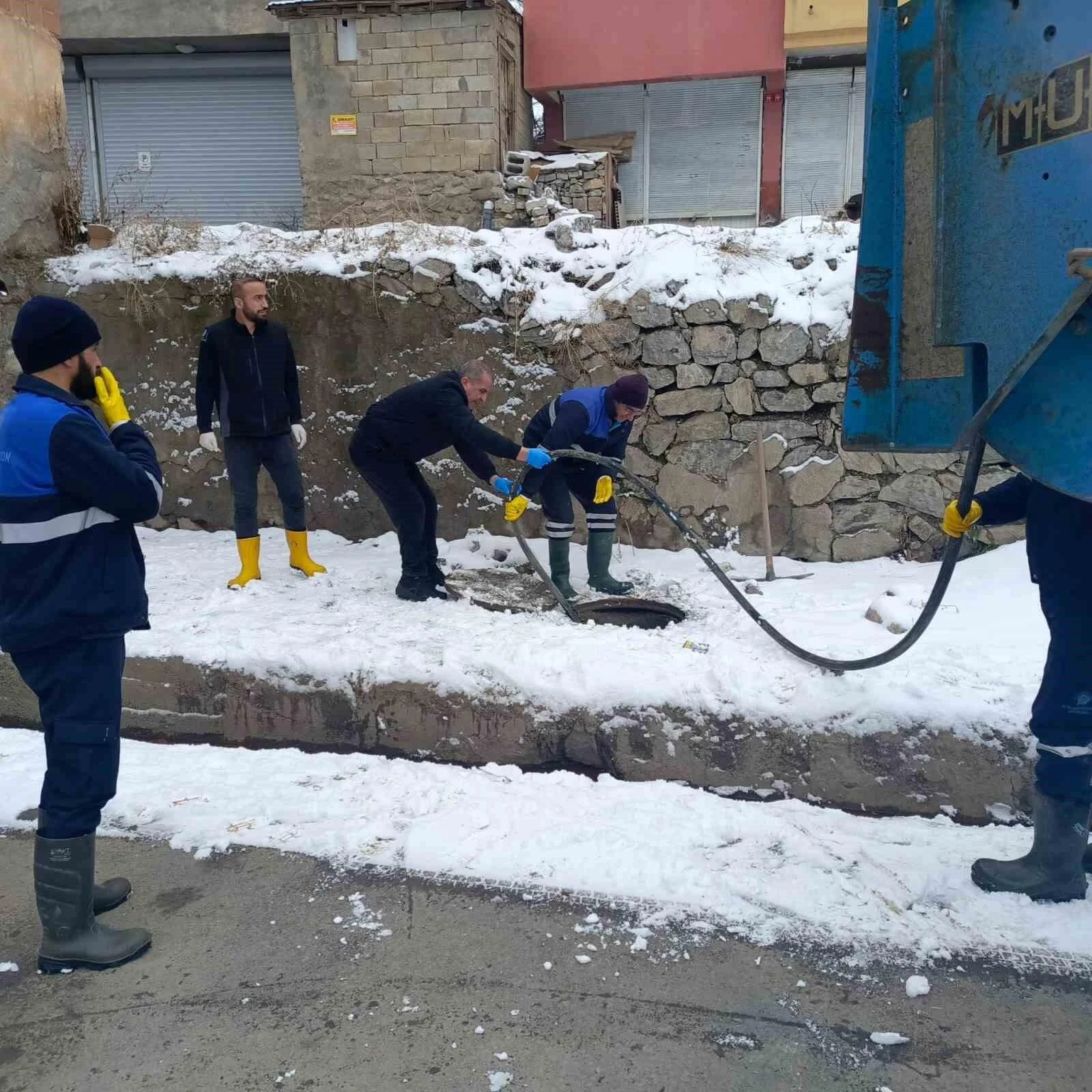 Hakkari Belediyesi, Dondurucu Soğuğa Karşı Kanalizasyon Arızalarını Giderdi