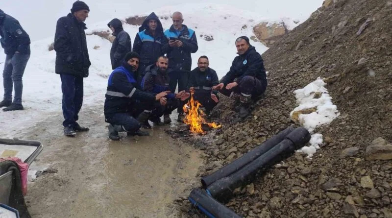 Hakkari Belediyesi, Su Arızasını Ateşle Giderdi 1