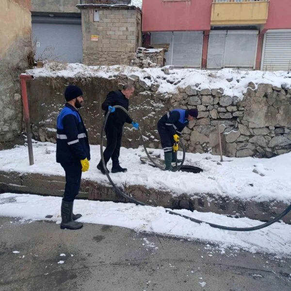 Hakkari'de kanalizasyon arızası giderme çalışmaları