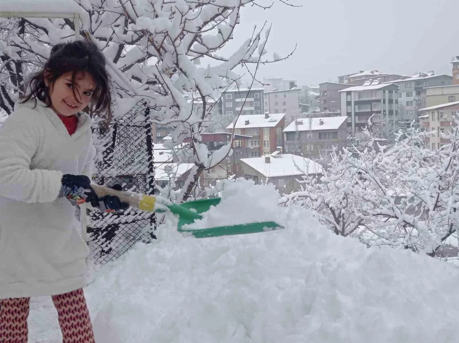 Hakkari’de Karla Büyüyen Kartpostal Manzaraları