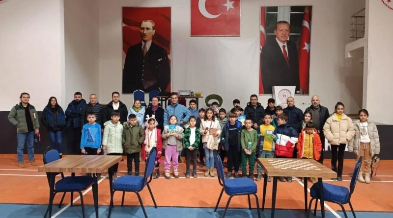 Hakkari'de Satranç İl Birinciliği Yarışması Tamamlandı 1