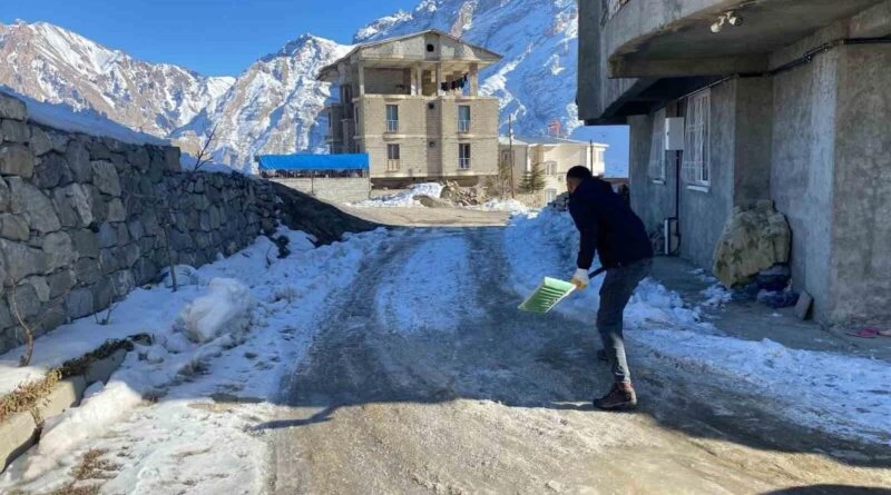 Hakkari'de Sibirya Soğukları Hayatı Durdurdu 1