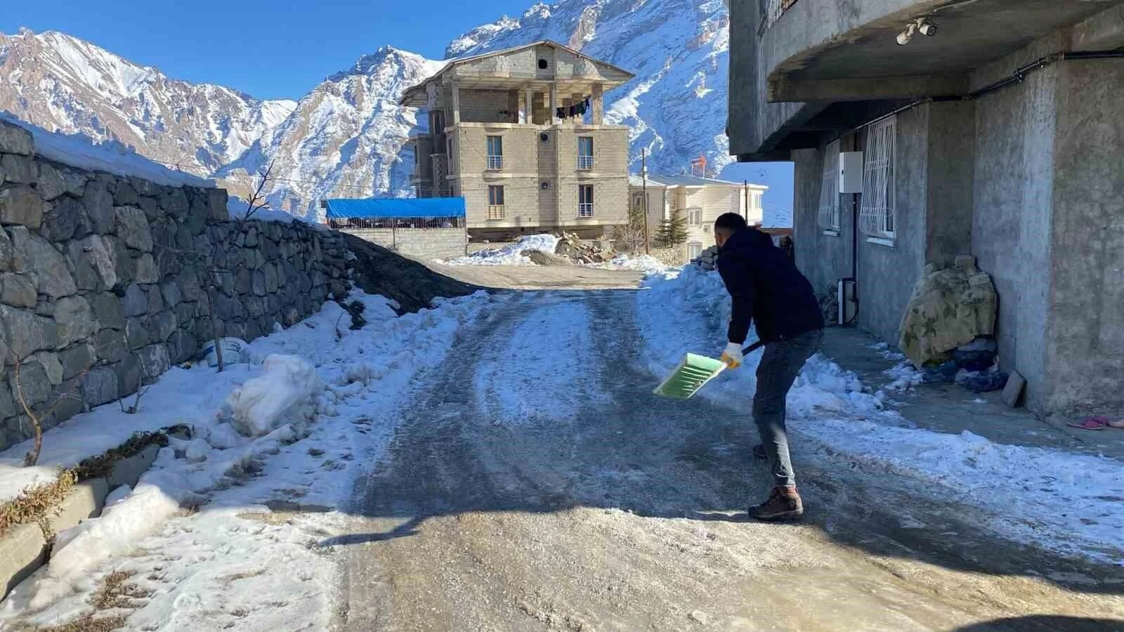 Hakkari’de Sibirya Soğukları Hayatı Durdurdu