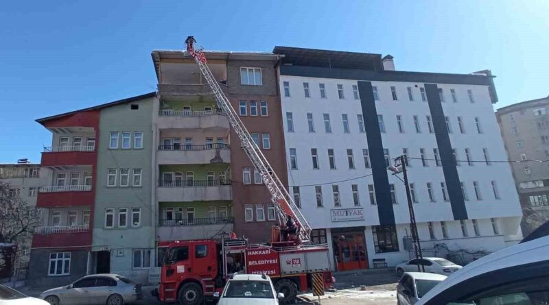 Hakkari'de Soğuk Hava Nedeniyle Buz Sarkıtları İtfaiye Ekipleri Tarafından Temizlendi 1