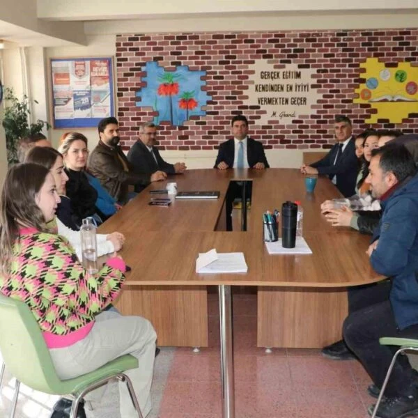 Hakkari Özel Eğitim Anaokulu öğrencileri, öğretmenleriyle birlikte