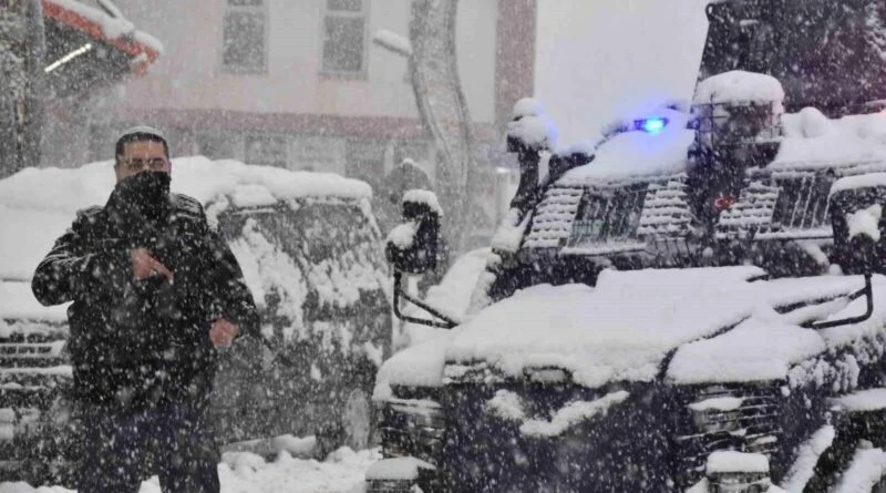 Hakkari Polisi, Sıfırın Altında 10 Derece Kar İçinde Göreviyle Öne Çıktı 1