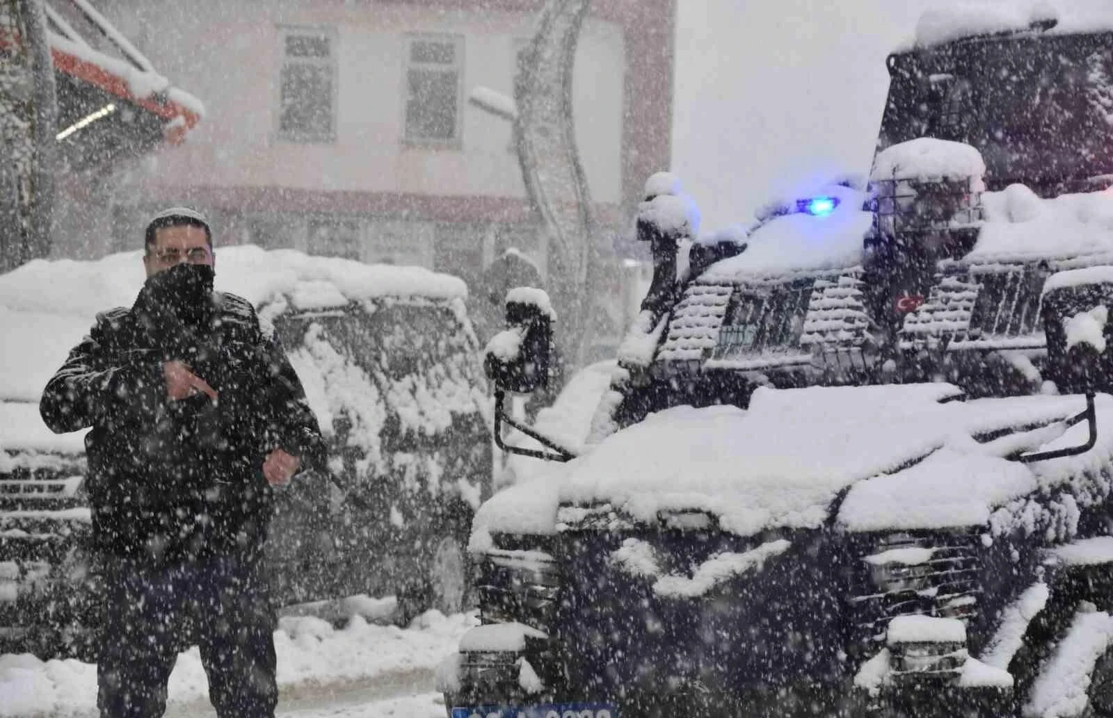 Hakkari Polisi, Sıfırın Altında 10 Derece Kar İçinde Göreviyle Öne Çıktı