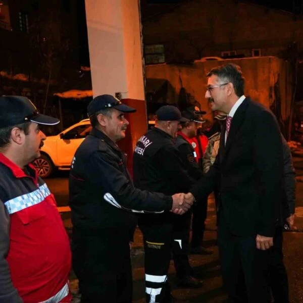 Hakkari Valisi Ali Çelik, görevlilerle birlikte-1