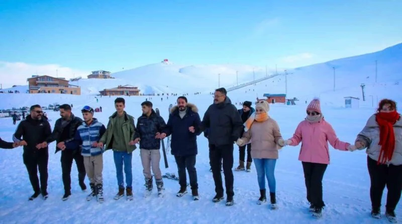 Hakkari Valisi Ali Çelik, Merga Bütan Kayak Merkezi'nde Gençlerle Halay Çekti 1