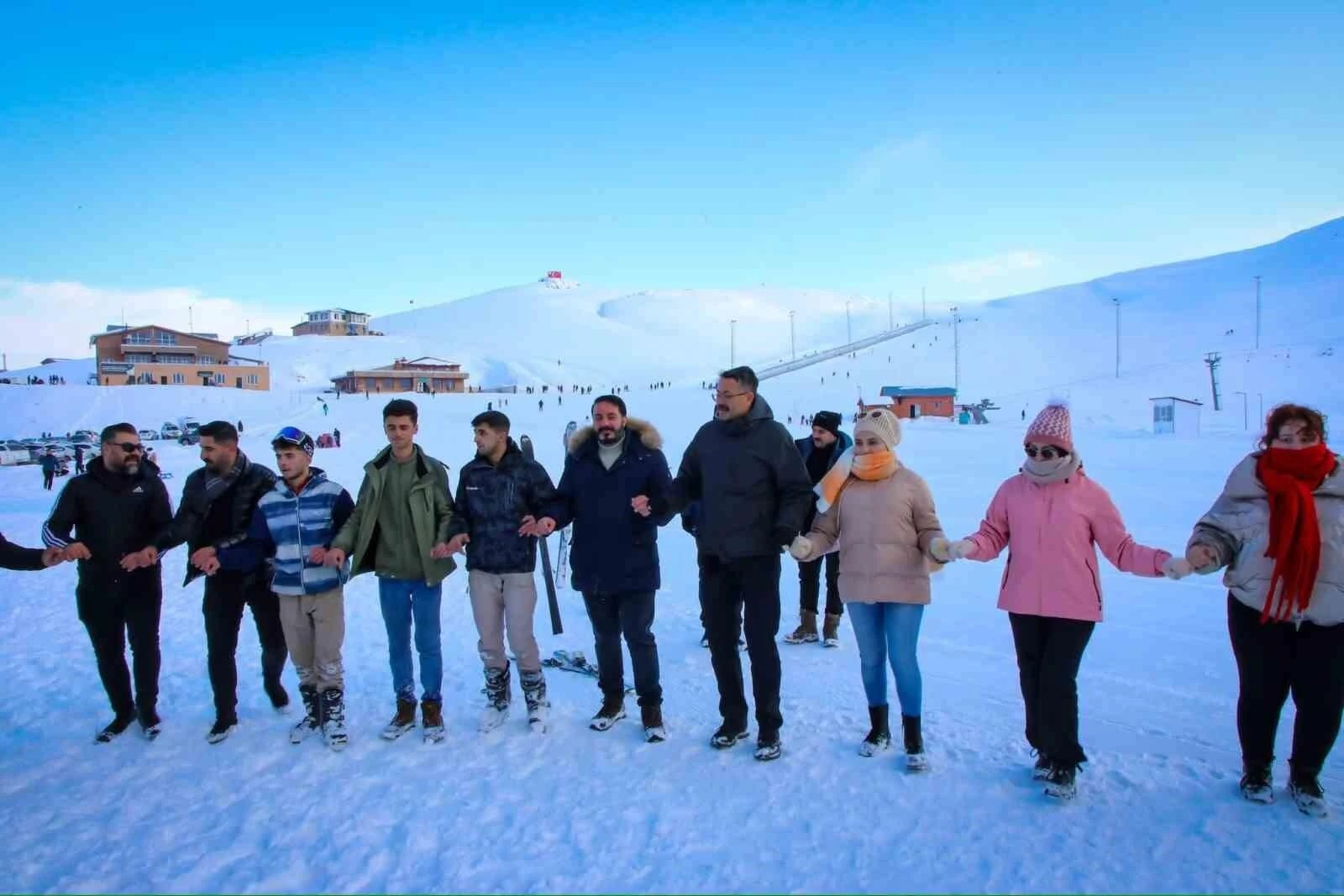 Hakkari Valisi Ali Çelik, Merga Bütan Kayak Merkezi’nde Gençlerle Halay Çekti