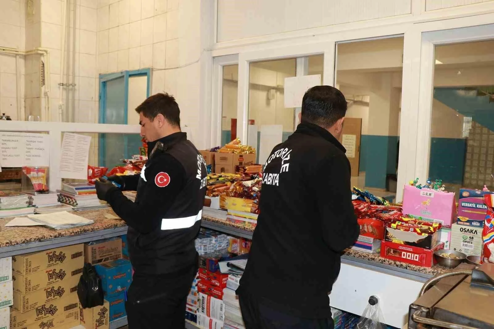 Haliliye Belediyesi, Öğrenciler için Okul Çevresindeki Market ve Kantinlere Denetim Yapıyor