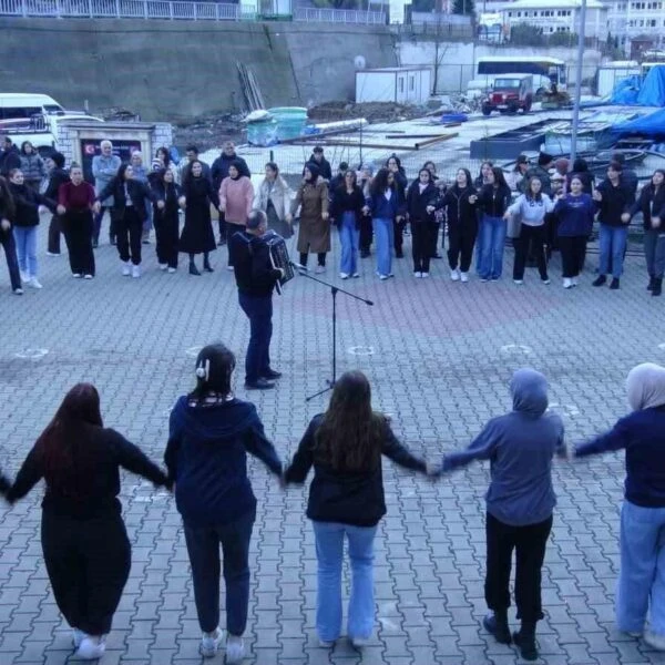 Hamsi şenliği katılımcıları horon oynuyor.-4