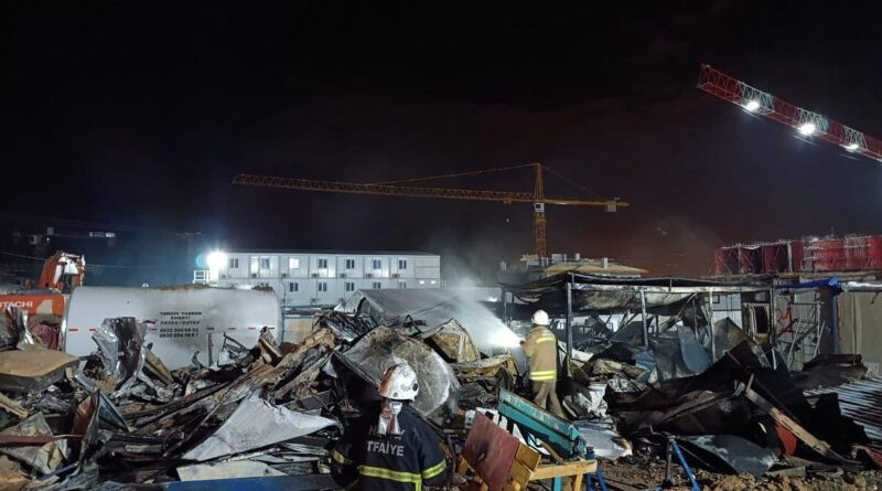 Hatay'da Şantiye Alanında Yangın, Konteyner Yatakhane Kullanılmaz Hale Getirildi 1