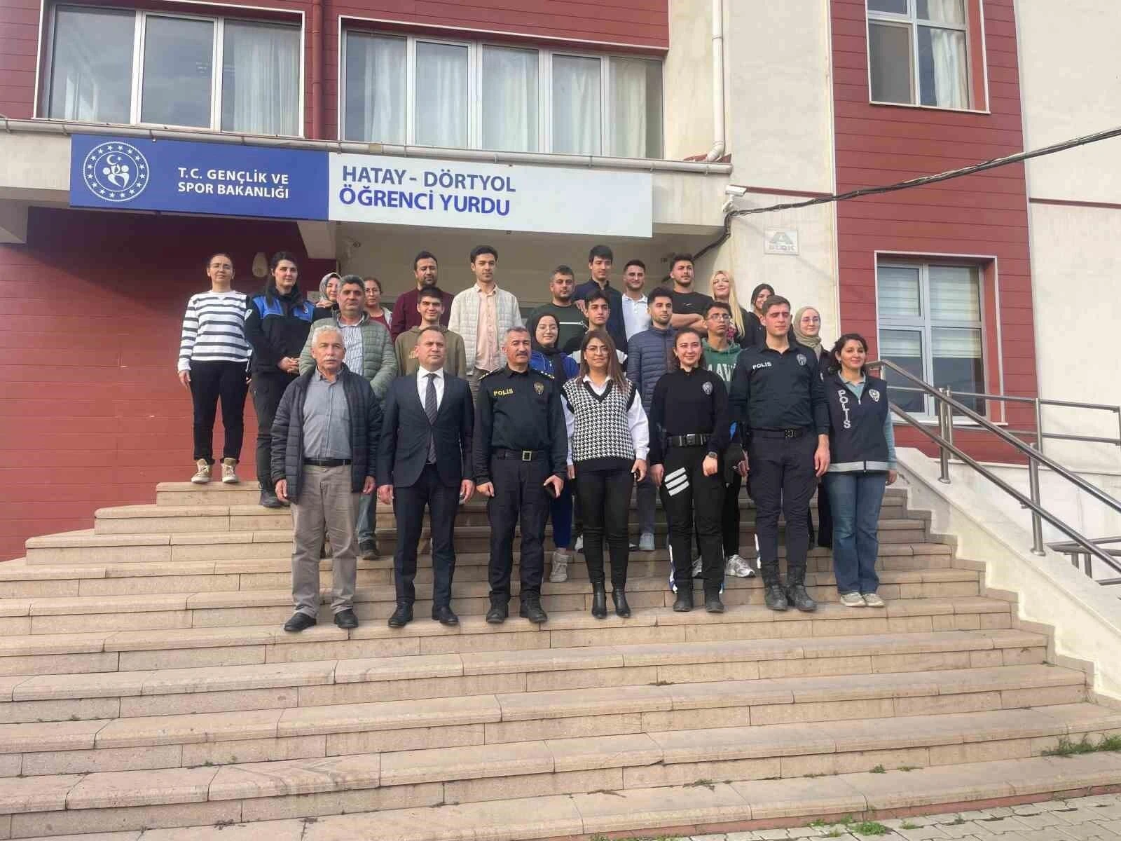 Hatay Dörtyol’da Emniyet Müdürü Gençler ile Birlikte Suç ve Şiddet Konusunda Eğitim Verdi