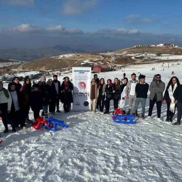 Hazarbaba Kayak Merkezi'nde sucuk ekmek yiyen katılımcılar