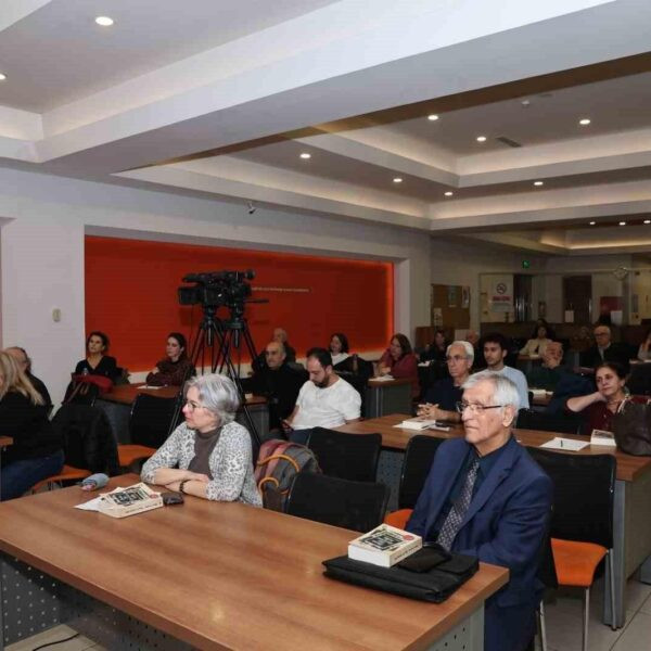 Hidayet Karakuş, Nilüfer Belediyesi'nde 'Bana Bir Resmini Yolla' romanı hakkında konuşuyor.-1