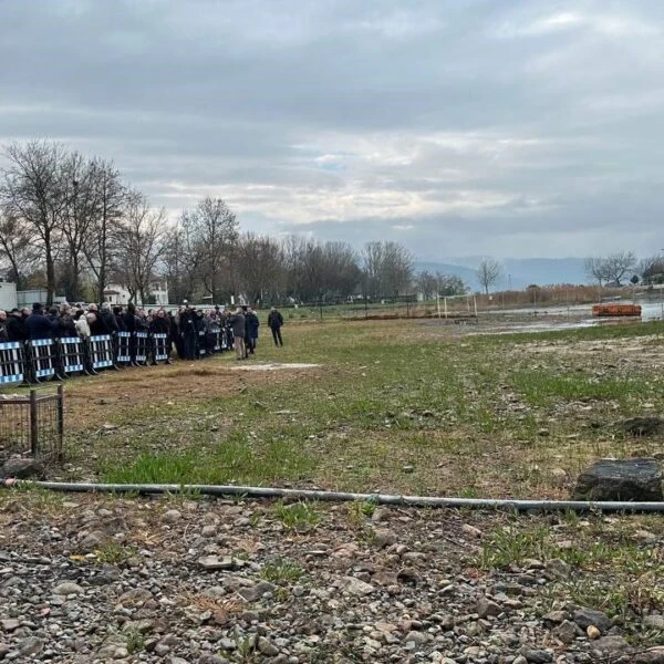 Hristiyan din adamlarının İznik Gölü'nde tarihi bazilika önünde ayin yapıyorlar-3