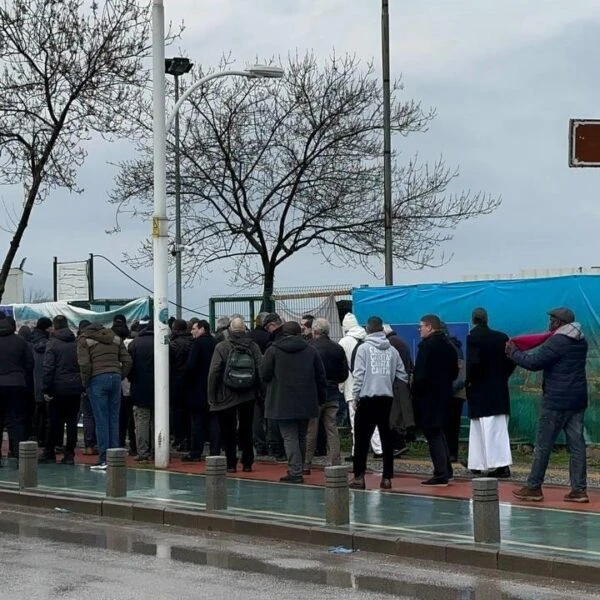 Hristiyan din adamlarının İznik Gölü'nde tarihi bazilika önünde ayin yapıyorlar-7