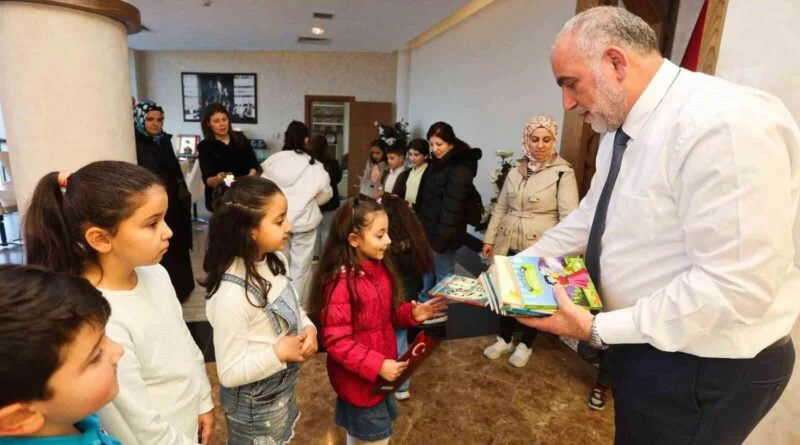 İbrahim Sandıkçı, Canik'teki Öğrencilere Karne Hediyesi Verdi 1