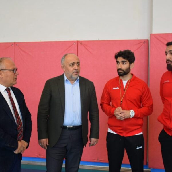 İl Müdürü ve Spor Hizmetleri Müdürü voleybol takımını ziyaret ediyor