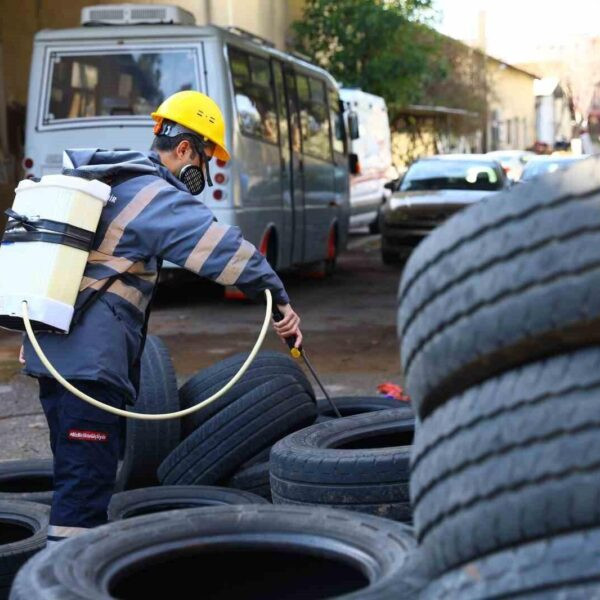 İlaçlama çalışması yapan personel-5