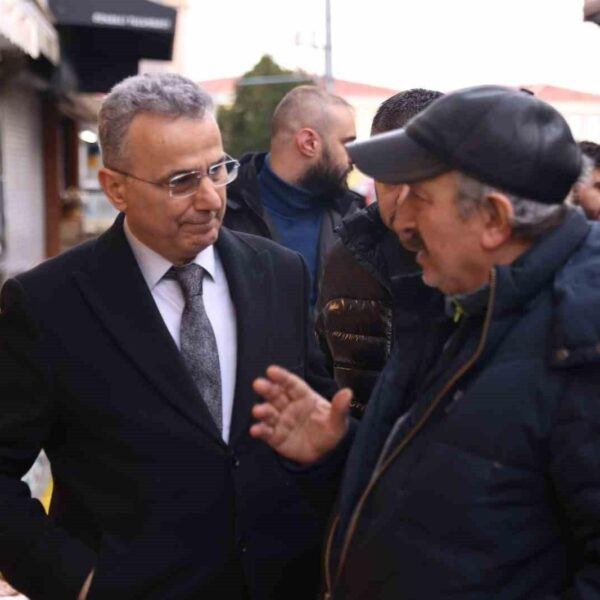 İlkadım Belediye Başkanı İhsan Kurnaz, esnaflarla sohbet ediyor-1