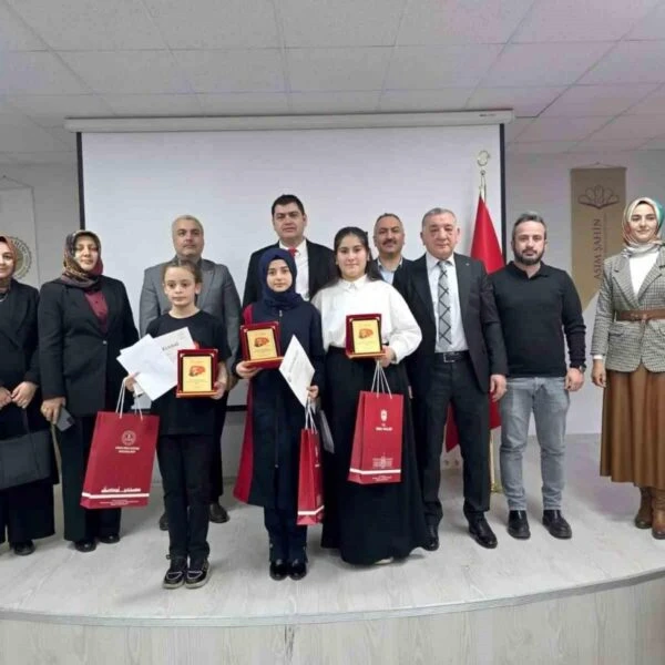 İlkbahar İmam Hatip Lisesi'nde düzenlenen İstiklal Marşı'nı Güzel Okuma Yarışması finali-1