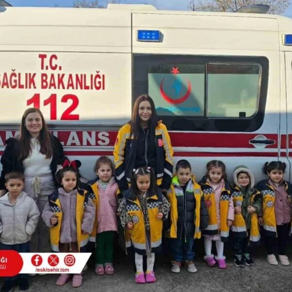 İlkokul öğrencileri acil durumlarda 112'nin nasıl kullanılacağı hakkında bilgi alıyor.-2