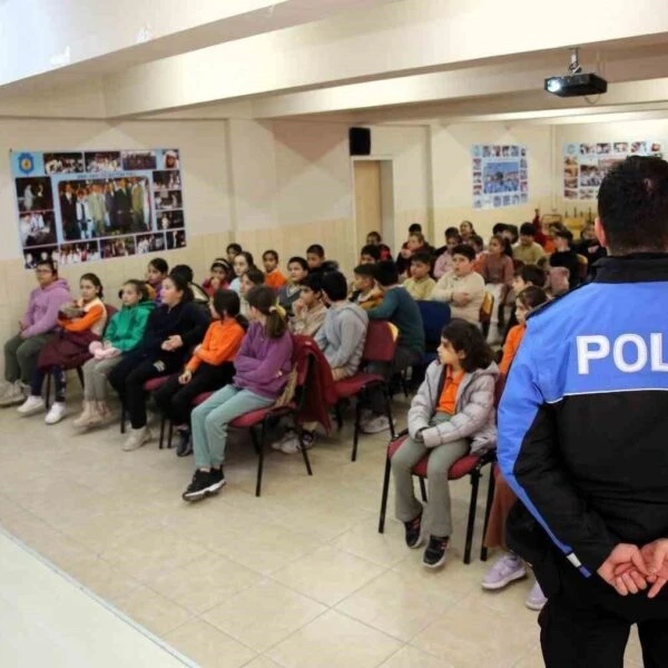 İlkokul öğrencilerinin polislerle interaktif bir şekilde vakit geçirişi