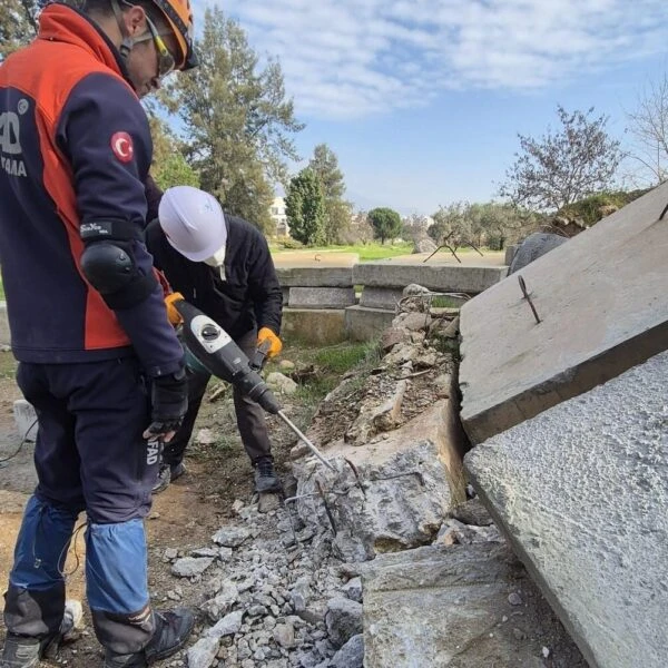 İncirliova Müftülüğü personelleri AFAD ekiplerinin depremde arama kurtarma eğitimine katılıyor.-2