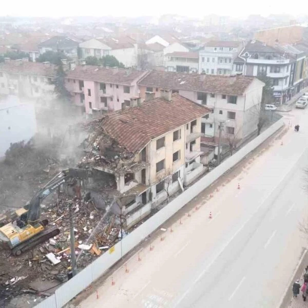 İnegöl Belediyesi'nin kentsel dönüşüm projesinde ilk kazma vuruluyor.-3