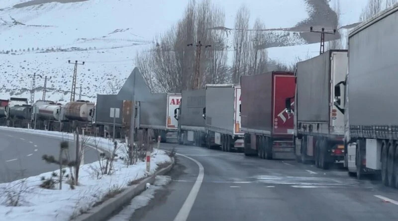 İran'da Sistemsel Sorunlar Hakkari'de 10 Km Tır Kuyruğuna Yol Açtı 1