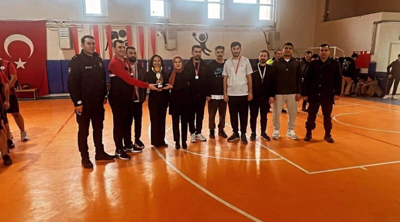 İsmetpaşa Ortaokulu, Eskişehir'de 'Kurumlar Arası Voleybol Turnuvası'nda Şampiyon 1