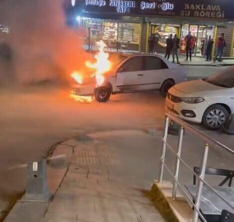 İstanbul Arnavutköy’de Araç Motorunda Yangın 1