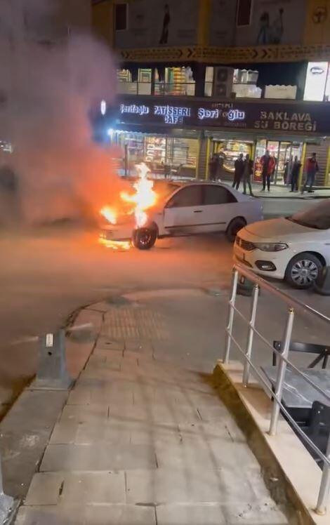 İstanbul Arnavutköy’de Araç Motorunda Yangın