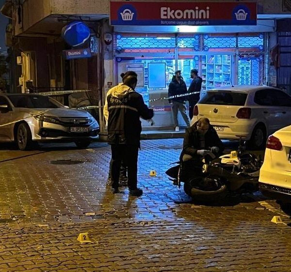 İstanbul Bahçelievler'de motosikletli iki kişiye silahlı saldırı sonrası olay yerine gelen polis ve sağlık ekipleri-1