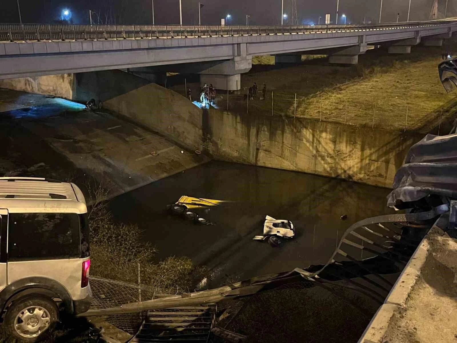 İstanbul’da Kazada 3 Kişi Yaralandı, Hafriyat Kamyonu Dereye Uçtu