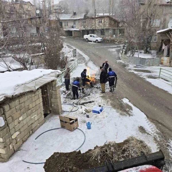 İtfaiye ekipleri su arızası nedeniyle  tankerlerle su taşıyor.