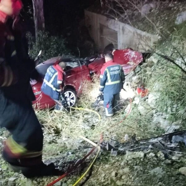 İtfaiye ekiplerinin kazada yaralıları kurtarma çabası