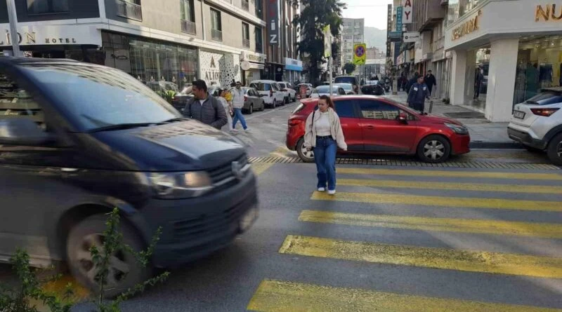 İzmir'de Gazi Bulvarı'nda Yayalara Yol Verilmiyor 1