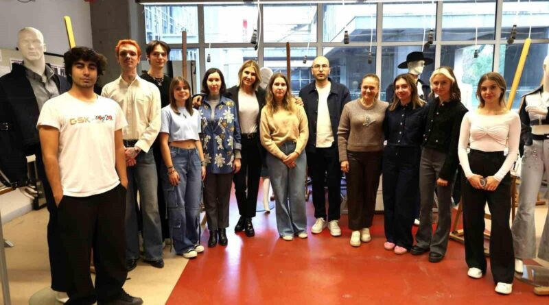 İzmir Ekonomi Üniversitesi Öğrencileri Atık Denim Kumaşlarla Sürdürülebilir Moda Koleksiyonu Hazırladı 1