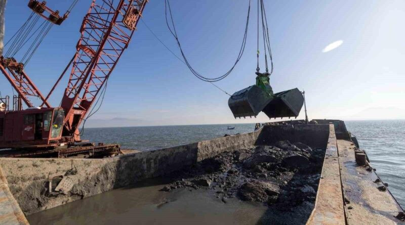 İzmir Körfezi'nde Dip Tarama Çalışmalarıyla 85 Bin Ton Çamur Çıkarıldı 1