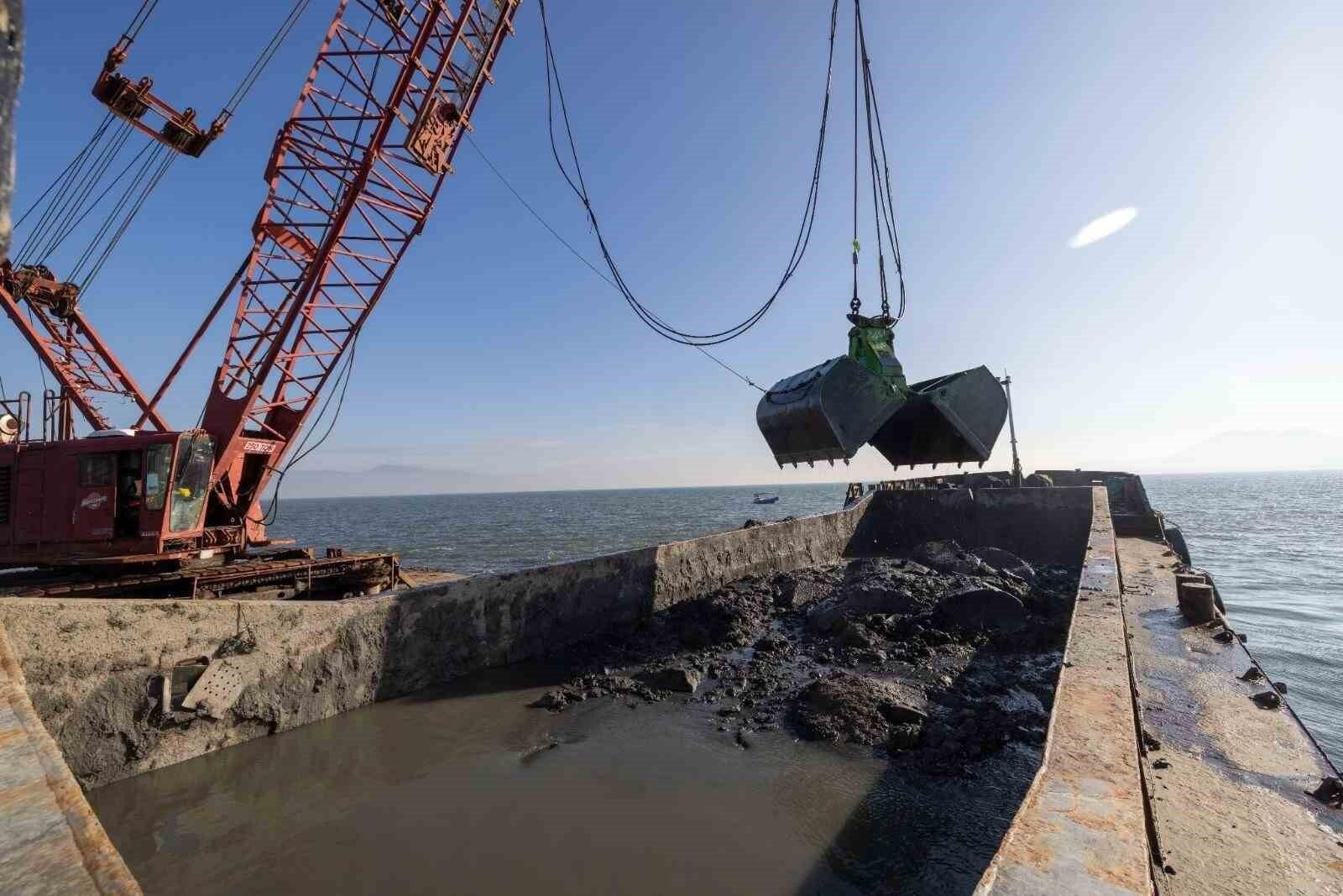 İzmir Körfezi’nde Dip Tarama Çalışmalarıyla 85 Bin Ton Çamur Çıkarıldı