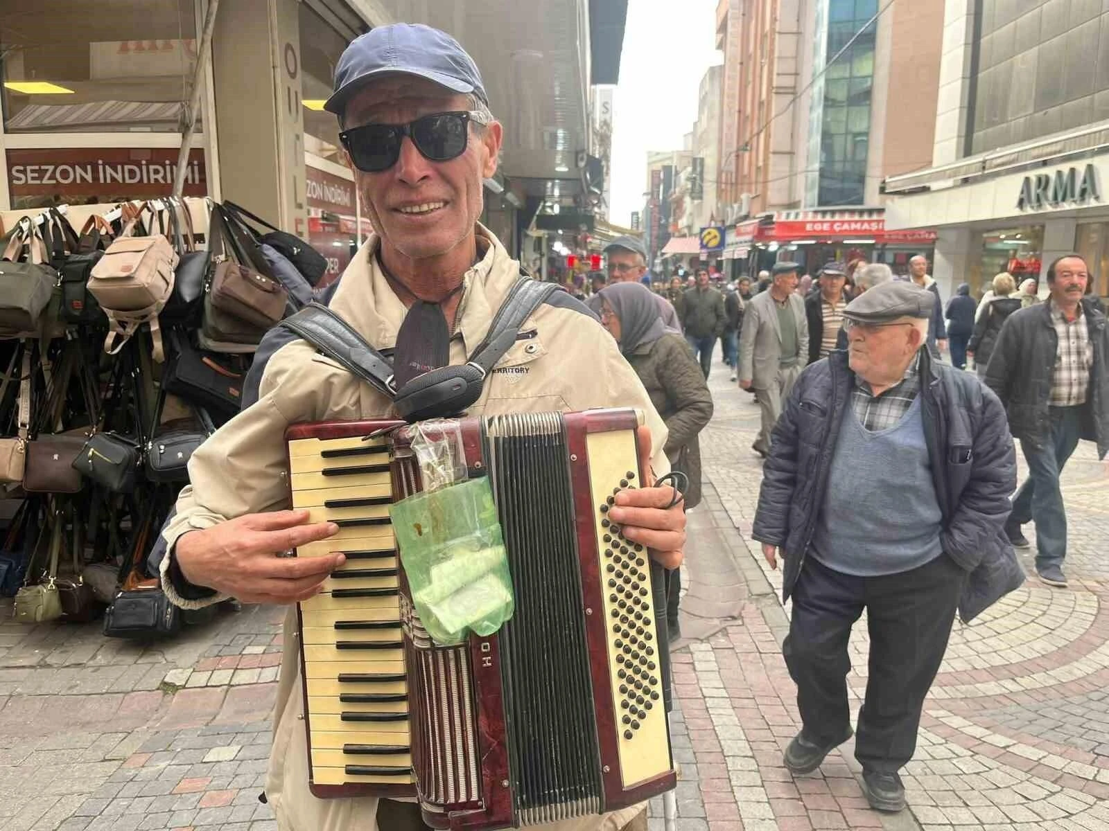 İzmir’li Görme Engelli Arif Ayşen, Aydın’da Akordeonla Vatandaşlara Keyifli Anlar Yaşatıyor