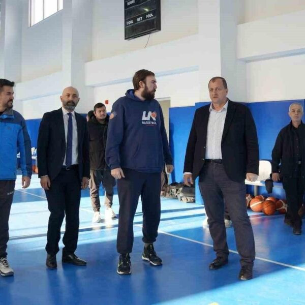 İznik Belediye Başkanı Kağan Mehmet Usta, sporcularla antrenman sürecini gözlemliyor-1