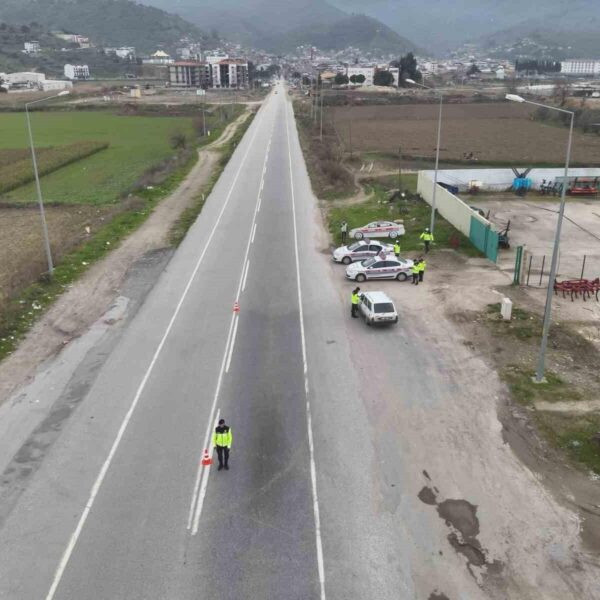 Jandarma ekibinin mikro İHA ile havadan trafik kontrolü yaptığı görüntü-1