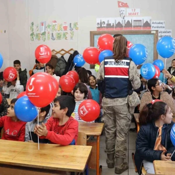 Jandarma ekipleri depremzede öğrencilere trafik eğitimi veriyor.-2