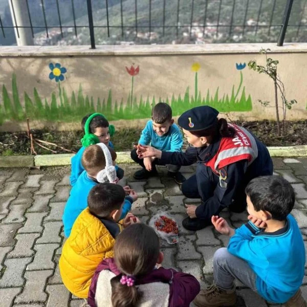 Jandarma ekipleri ve Kıran İlkokulu öğrencileri tohum topları yerleştiriyor.-1